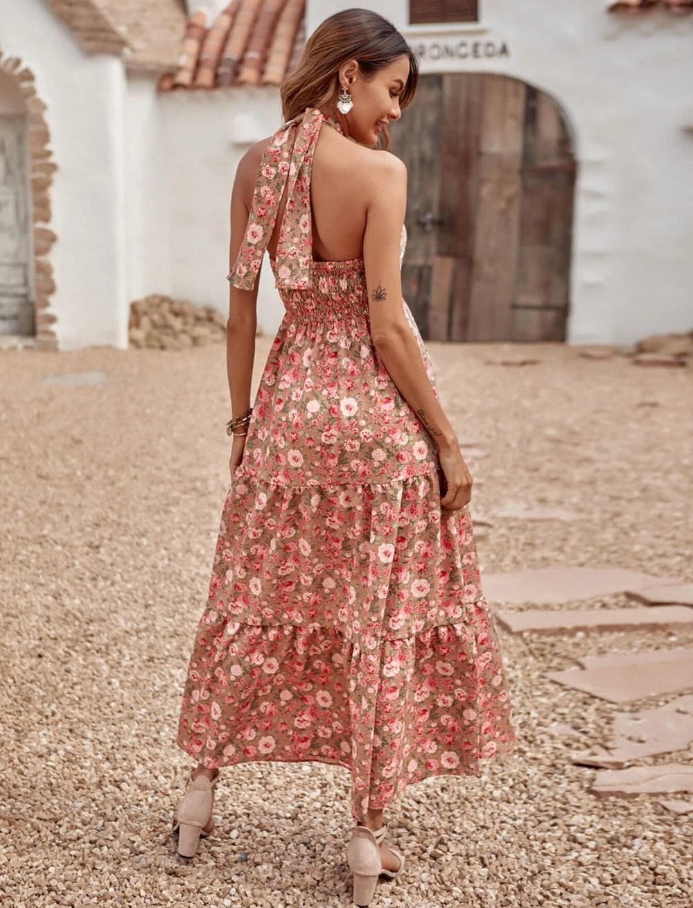 Trendy lange jurk met mooie vetersluiting